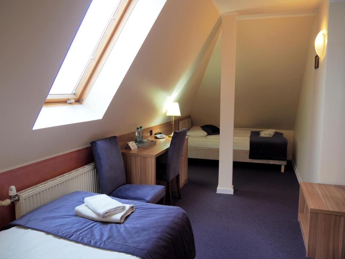 Hotel Awis Kutno Kültér fotó
