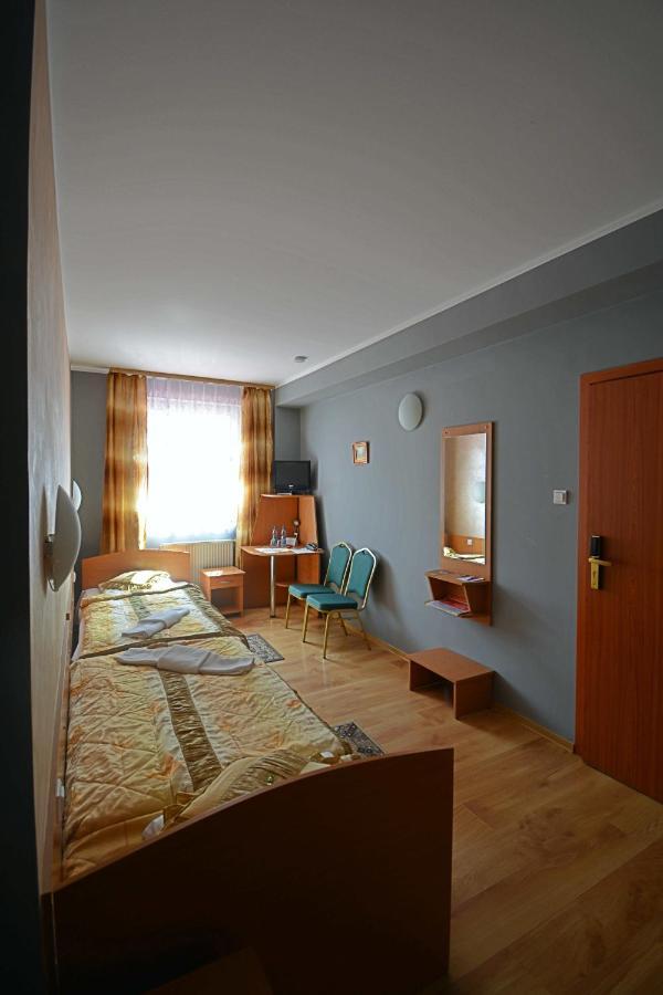 Hotel Awis Kutno Kültér fotó
