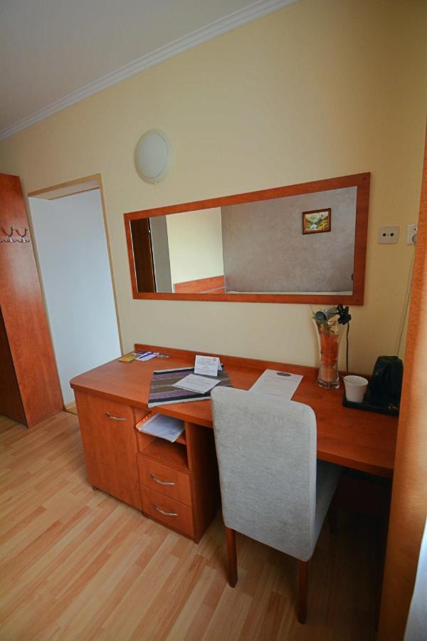 Hotel Awis Kutno Kültér fotó