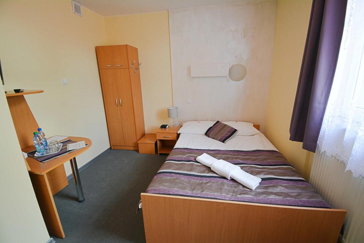 Hotel Awis Kutno Kültér fotó