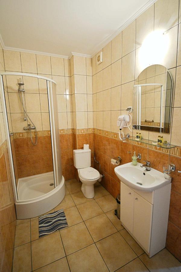 Hotel Awis Kutno Kültér fotó