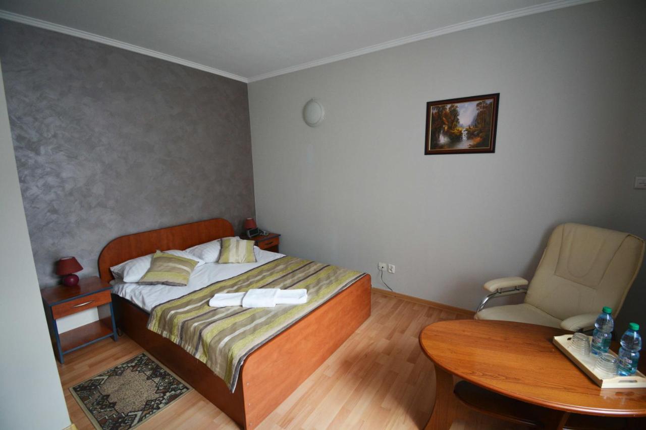 Hotel Awis Kutno Kültér fotó